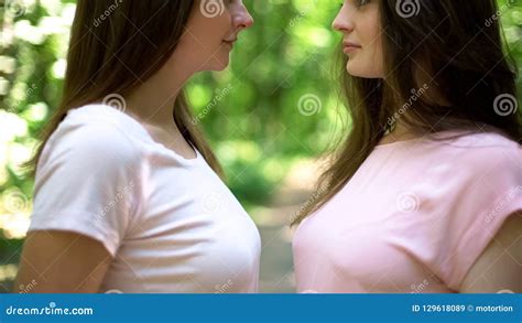 Lesbians sex - A girl with colored hair and a bald woman hold hands. Free same-sex love. Homosexual relationship. LGBT Community Pride Concept. Più. Di Diflope.